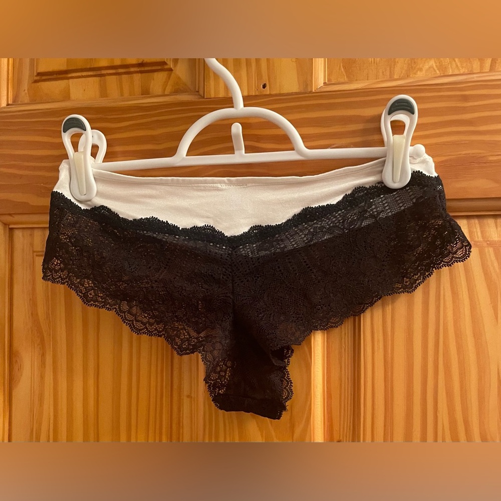 NWT Victoria’s Secret Lace Trim Black and White Cheeky Cheekies Panties, Sz M